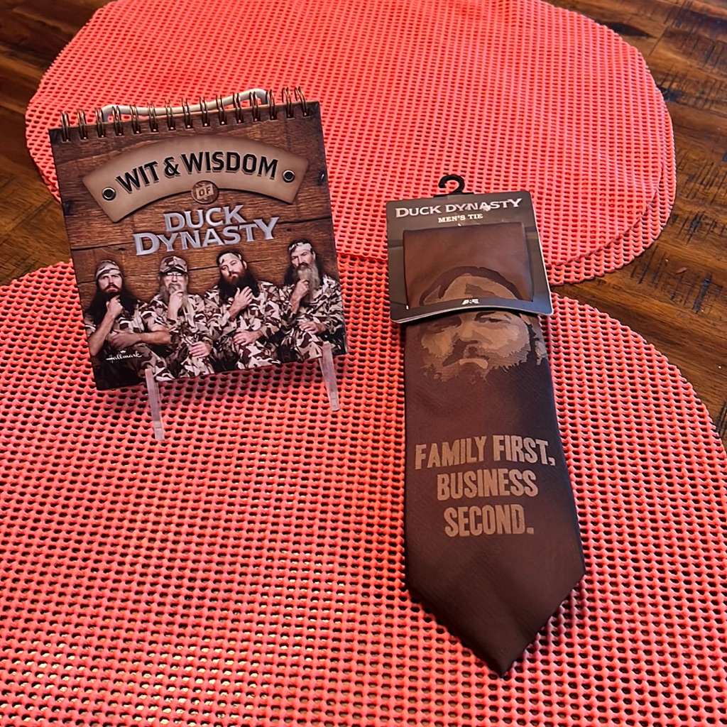 Brand New Duck Dynasty Tie And Brand New Book